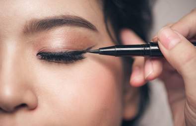 winged eyeliner